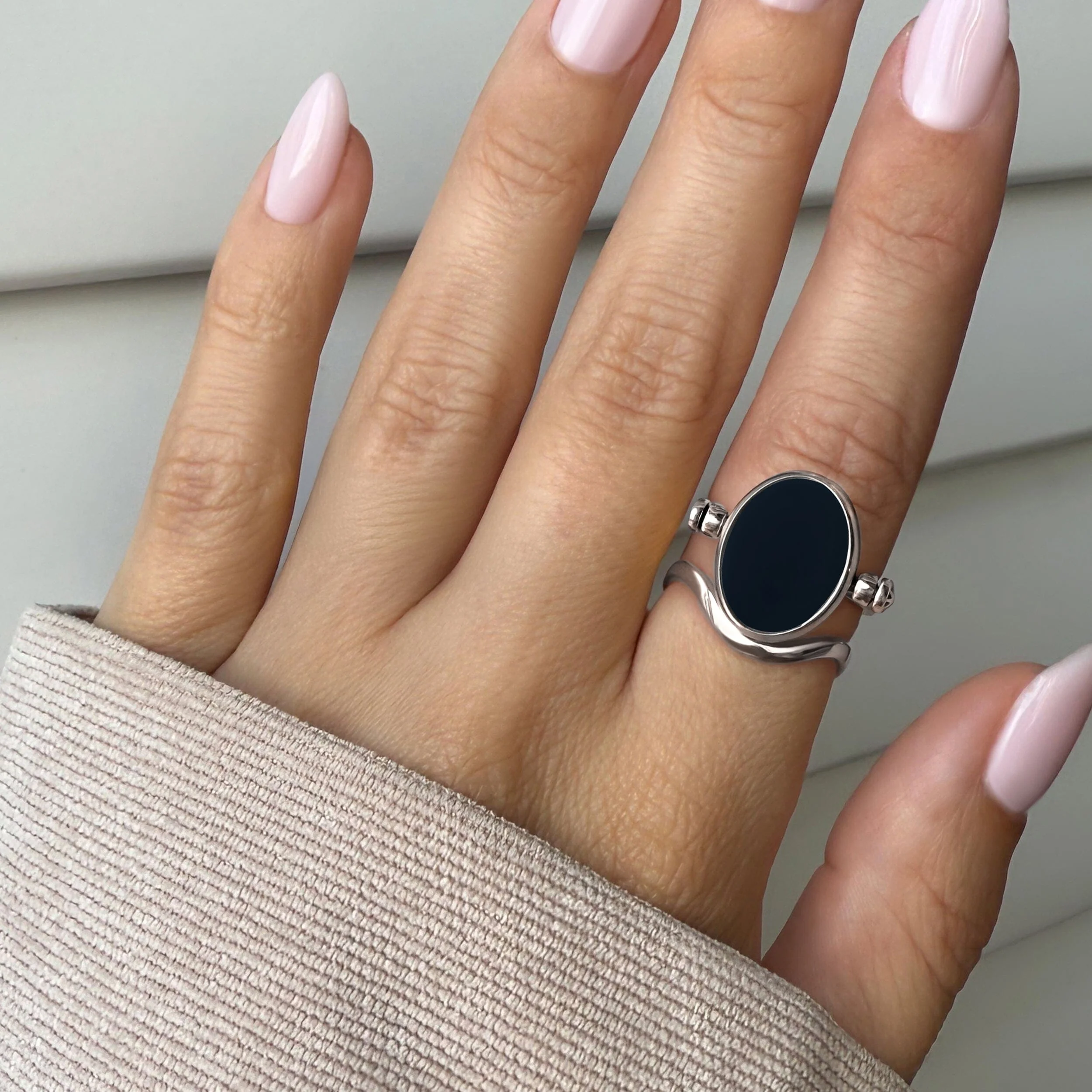 Black Onyx Mother of Pearl Spinning Enfolded Ring & Waves Band - Image 2